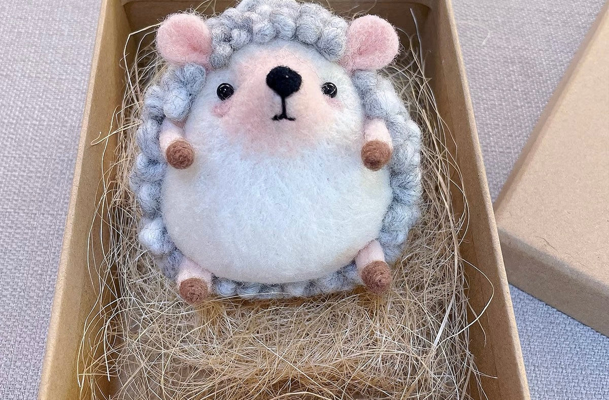 Needle felted wool Felting Animals 《Hedgehog》Material Kit Handmade Craft Wallets 020