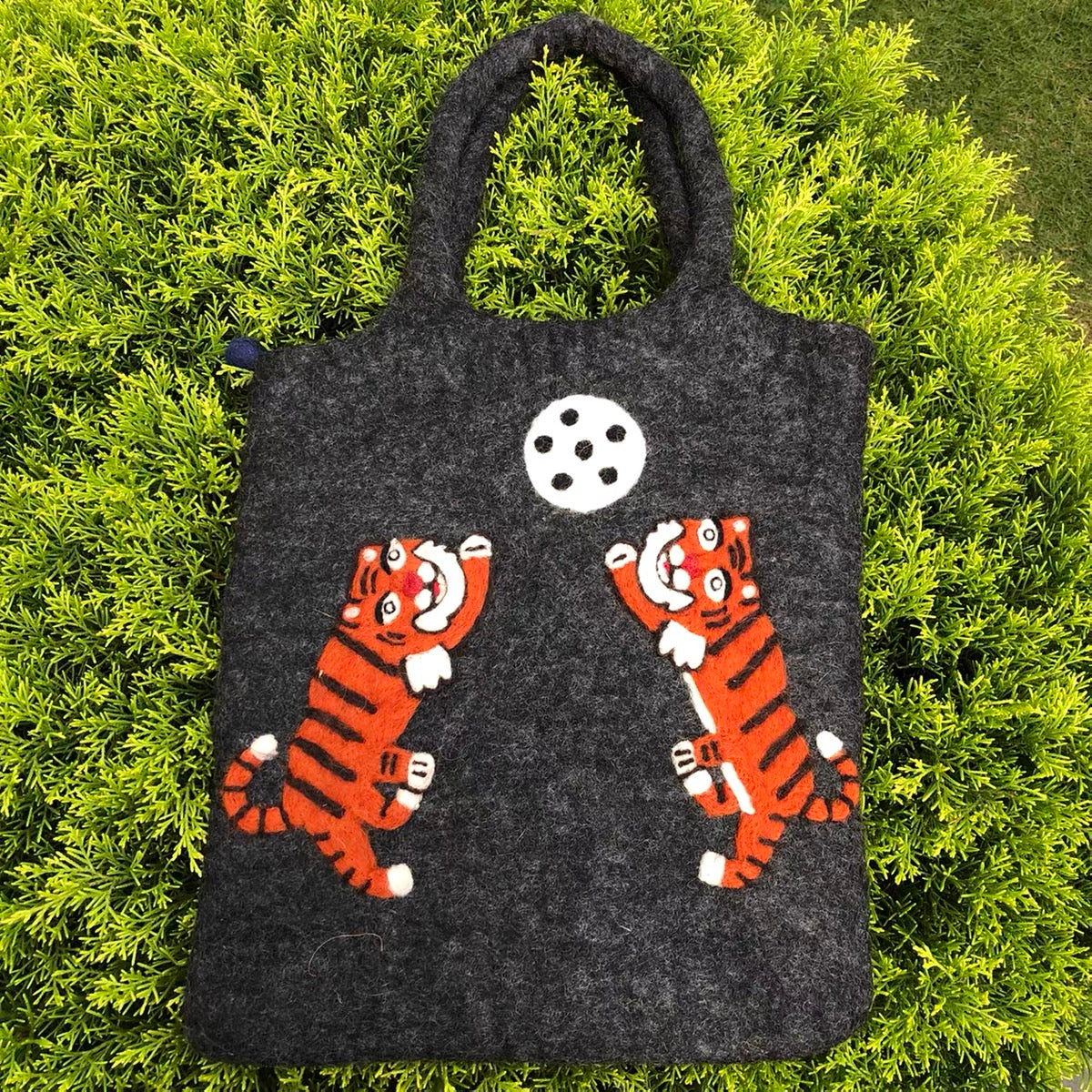Felt handbag with tigger detail,Handmade06