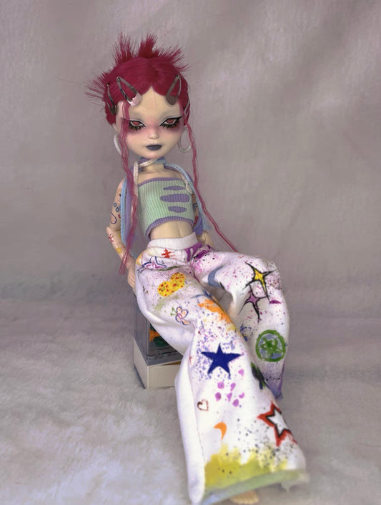 What style the outfit of monsterhigh dolls are?