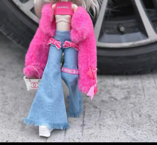 What ethnicity is Draculaura 2023 ?